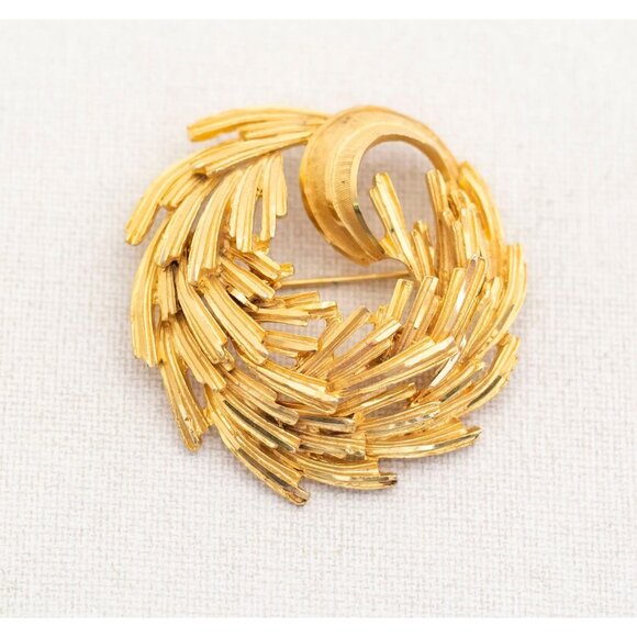 Vintage Art Nouveau Spiral Leaf Circular Intricate Gold Tone Brooch by BSK - A11 - Picture 1 of 3